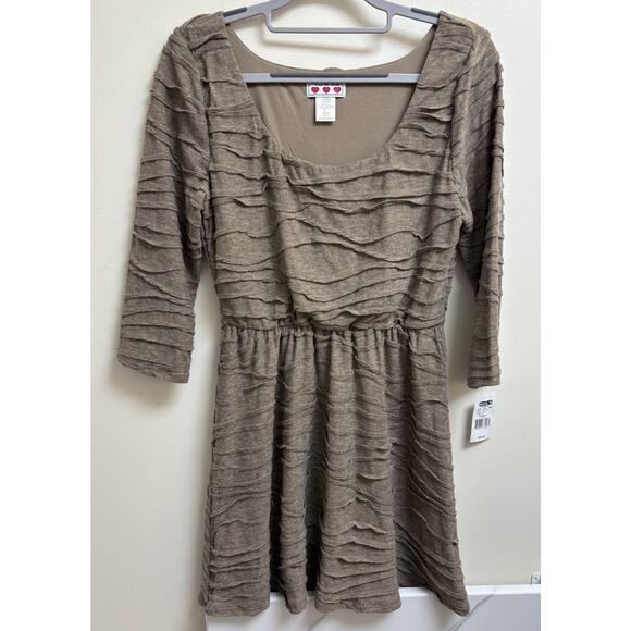 Three Pink Hearts Juniors Dress M Taupe Textured Ruched 3/4 Sleeve NWT - Picture 1 of 6